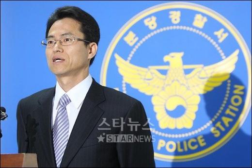 분당경찰서 오지용 형사과장(경정)이 16일 오전 '고 장자연 사건'과 관련 중간 수사브리핑을 하고 있다 ⓒ임성균 기자