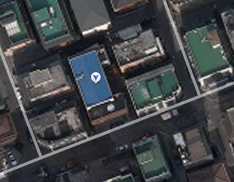 ↑ 더컨텐츠 김모 대표가 온갖 로비를 벌여온 것으로 알려진 강남구 삼성동 40-9 건물. 파란색 지붕의 3층 높이 건물이다. 앞쪽 원목바닥 테라스에 흰 점은 하얀색 파라솔이다. (출처: 다음 지도서비스)