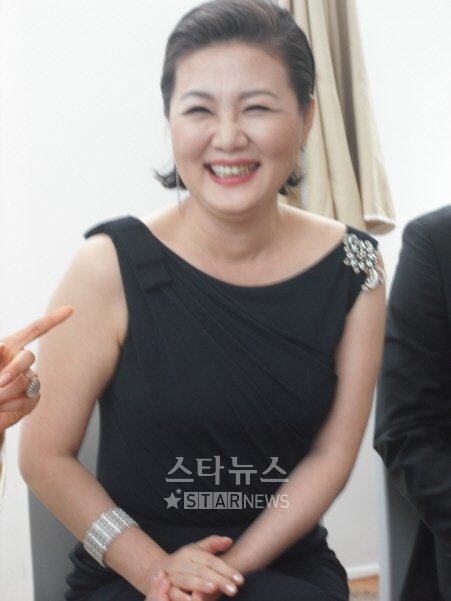 ⓒ김해숙이 15일 칸 해변에 위치한 카페에서 한국 취재진과 인터뷰 중 환하게 웃고 있다.
