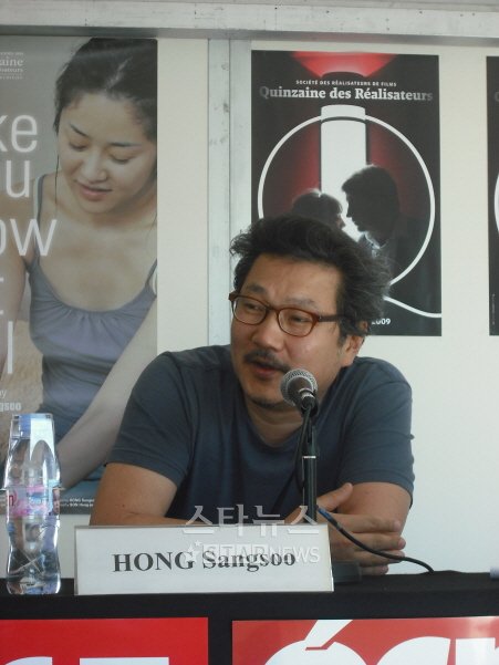 ⓒ홍상수 감독이 16일 오전11시30분(현지시간) 칸 크루아제 극장 인근에서 기자회견에 참석, 현지 언론의 질문에 답하고 있다.