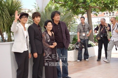 ⓒ16일 오전11시 칸 뤼미에르 극장 뒤 야외무대에서 '마더'의 봉준호 감독과 김혜자, 원빈,진구가 포토콜 행사를 갖고 있다.