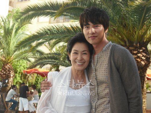 ⓒ17일 칸의 한 호텔에서 '마더'의 두 주인공 김혜자와 원빈이 취재진에 포즈를 취하고 있다.