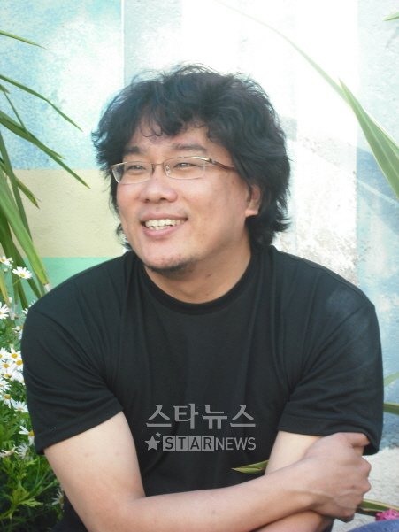 ⓒ'마더'로 제62회 칸국제영화제를 찾은 봉준호 감독이 칸의 한 호텔에서 한국 취재진과 인터뷰를 하고 있다.