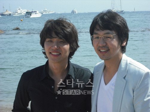 ⓒ17일 칸의 해변에 \'형제배우\' 김태우와 김태훈이 나란히 서서 환하게 웃고 있다.
