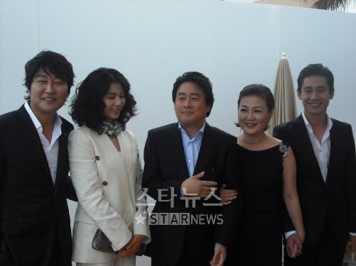 ⓒ15일 칸 해변에서 '박쥐'의 박찬욱 감독과 송강호 김옥빈 김해숙 신하균이 한국 취재진 앞에서 환하게 웃고 있다.