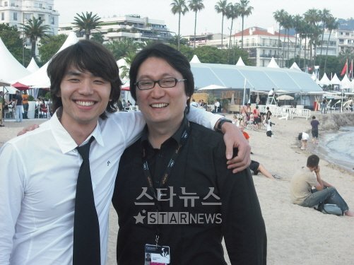 ⓒ제62회 칸국제영화제 비평가주간에 초청된 '6시간'의 김태훈과 문성혁 감독이 칸 해변에서 환하게 웃고 있다.
