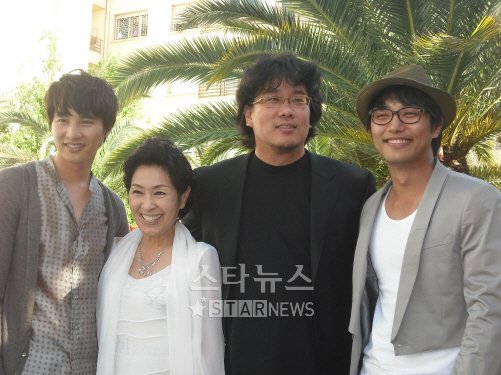 ⓒ제62회 칸국제영화제 주목할만 시선에 초청된 '마더'의 봉준호 감독과 김혜자 원빈 진구 등이 칸의 한 호텔에서 환하게 웃고 있다.