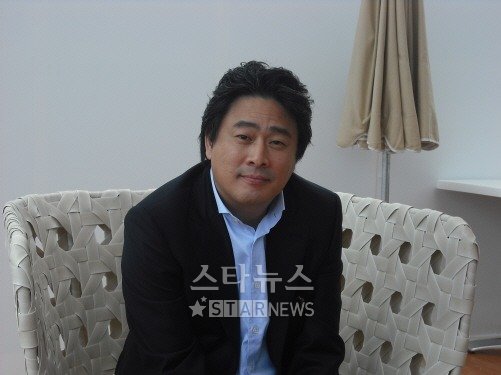 ⓒ박찬욱 감독이 15일 칸 해변에 위치한 카페에서 한국 취재진과 인터뷰를 하고 있다.