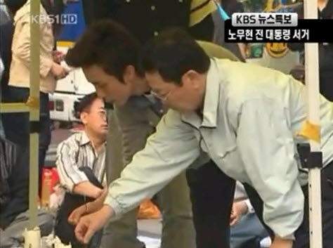 ↑조문 중인 가수 유희열 ⓒKBS1TV