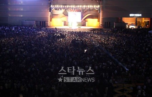 폴 포츠의 공연을 보기 위해 서울광장에 모인 시민들 ⓒ사진=임성균 기자 tjdrbs23@