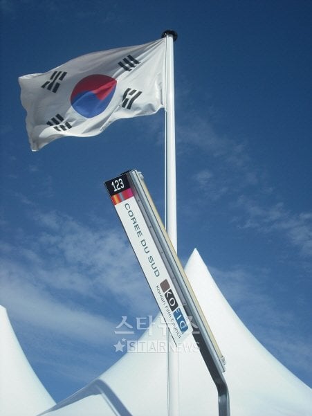 ⓒ칸해변에 위치한 한국영화진흥위원회 부스 앞에서 태극기가 바람에 힘차게 펄럭이고 있다.