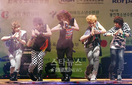 ↑그룹 샤이니가 2009 U클린 청소년 문화마당에서 멋진 무대를 펼치고 있다. ⓒ<임성균 기자 tjdrbs23@>