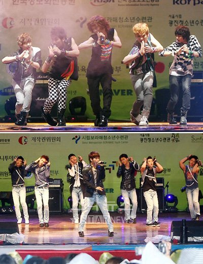 2009 U클린 콘서트에 참여한 샤이니(위)와 2PM ⓒ사진=임성균 기자 tjdrbs23@