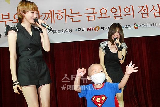다비치가 한 소아암 아동과 함께 즐거운 무대를 선보이고 있다 ⓒ사진=홍봉진 기자 honggga@