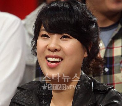 지난 28일 방송된 KBS 2TV '개그콘서트'의 '분장실의 강선생' 코너에서 고 마이클잭슨 분장으로 시청자의 지적을 받고 있는 코미디언 강유미 ⓒ머니투데이 스타뉴스