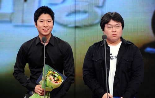 '2009 SBS창작애니메이션대상'에서 대상을 수상한 오수형(왼쪽)씨와 이정헌 씨 <사진=SBS>