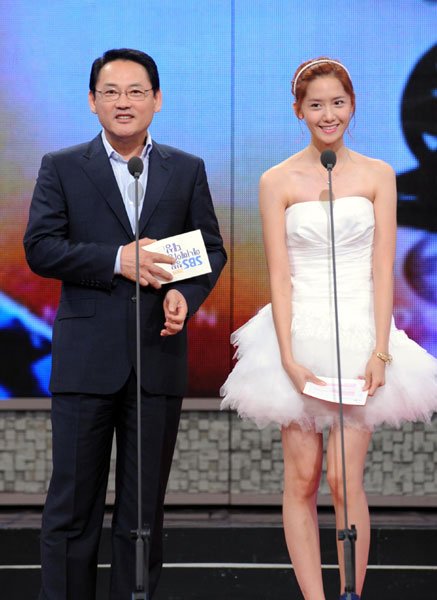 대상 시상자인 유인촌 문화체육관광부장관(왼쪽)과 윤아 <사진=SBS>