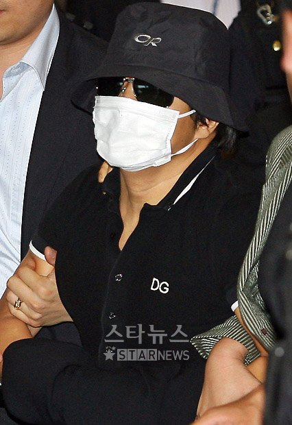[★포토]얼굴가린 김 모씨, '그가 밝힐 진실은?'