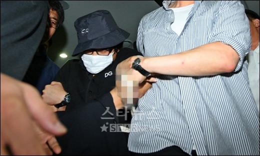 [★포토]조사실 향하는 김모 씨 '힘든표정'