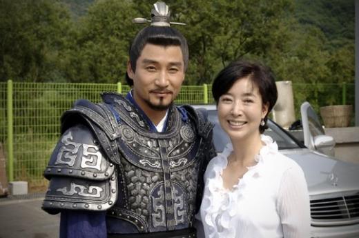 전노민(왼쪽)과 \'선덕여왕\' 촬영장을 방문한 아내 김보연 ⓒMBC 제공