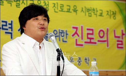 10일 봉은중학교에서 '진로의 날'을 맞아 강연 중인 윤정수 ⓒ송희진 기자 songhj@