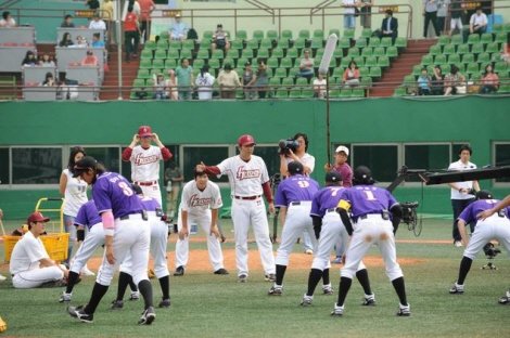 지난 13일 서울 목동구장에서 진행된 \'천하무적야구단\'과 히어로즈 선수와의 경기 모습 ⓒKBS