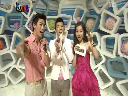 '인기가요'의 새 MC 2PM의 택연·우영, 하연주(왼쪽부터) <사진=화면캡처>