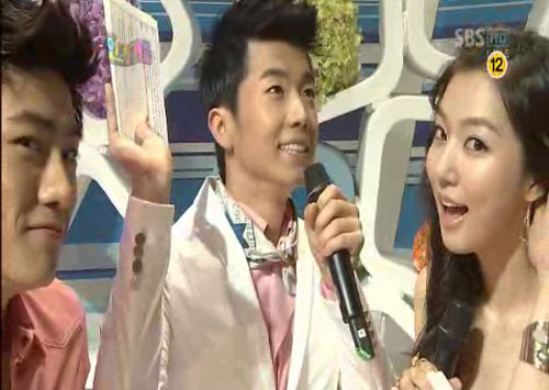 '인기가요'의 새 MC 2PM의 택연·우영, 하연주(왼쪽부터) <사진=화면캡처>