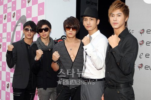동방신기의 시아준수,믹키유천,영웅재중,최강창민,유노윤호(왼쪽부터)