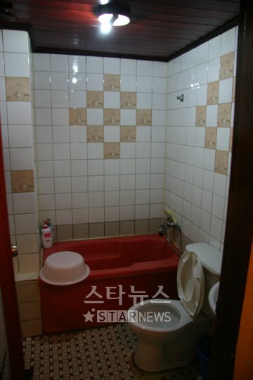 ↑유진 박(34)의 숙소 입구 옆에 위치한 화장실