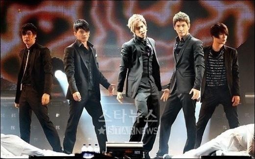 ↑동방신기의 믹키유천,시아준수,유노윤호,최강창민,영웅재중(왼쪽부터)