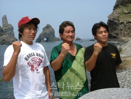 지난 2005년 조오련씨, 형 성웅씨 함께 '삼부자 독도 횡단'에 성공한 성모씨(사진 맨왼쪽)