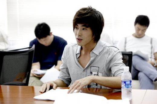 '맨땅에 헤딩' 대본연습 중인 유노윤호 <사진제공=MBC>