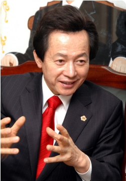 오는 15일 광복절에 맞춰 디지털 음원 발매를 <br /><br />
선언한 허경영 민주공화당 총재.