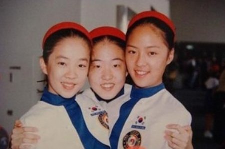 ↑ 리틀엔젤스 예술단 단원으로 함께 활동했던 KBS 아나운서 박은영(27·왼쪽)과 탤런트 황정음(25·오른쪽)의 당시 사진.