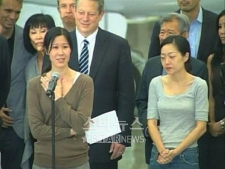 ↑ 사진은 3월부터 142일간 북한에 억류됐다 풀려난 미국 커런트 TV 여기자 로라 링(32)과 프로듀서 유나 리(36).