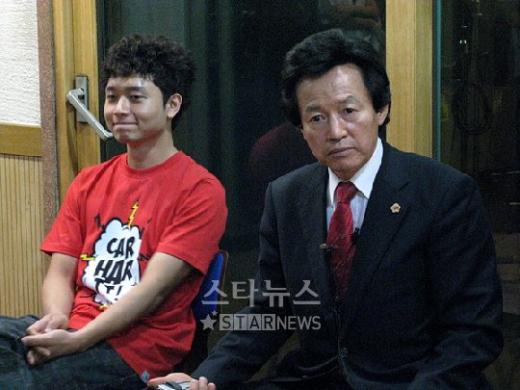 디지털싱글 '콜미'를 발표한 허경영 총재와 작곡가 이교원씨.