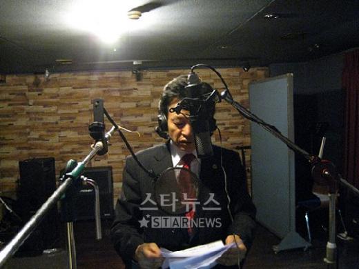 기자들 앞에서 라이브로 '콜미'를 부르는 허경영 총재.