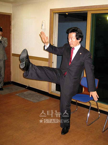 기자들 앞에서 '무중력춤'을 선보이는 허경영 총재.