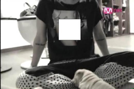 ↑5일 방송된 M.net \'2NE1 TV\' 6회분. 지드래곤(본명 권지용·20)이 여성 나체가 그려진 옷을 입은 장면이 여과없이 방송됐다.