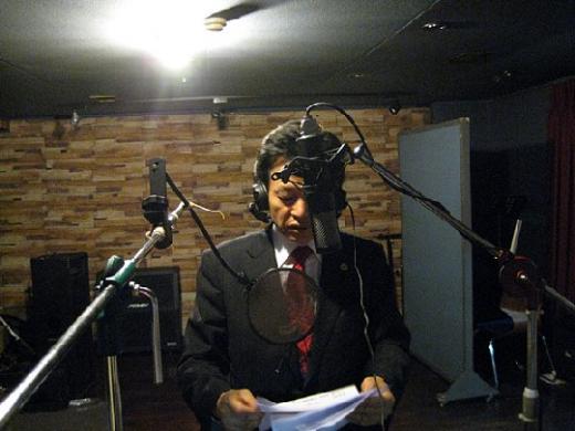 지난 12일 음반 제작발표회장에서 기자들에게 노래솜씨를 선보이고 있는 허경영 총재.