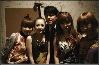 2NE1과 기념사진촬영을 한 류시원 