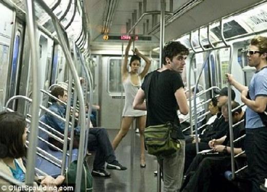 ↑ 지하철에서 30초간 나체모델의 사진을 촬영해 화제가 된 뉴욕 사진작가 자크 하이만.
