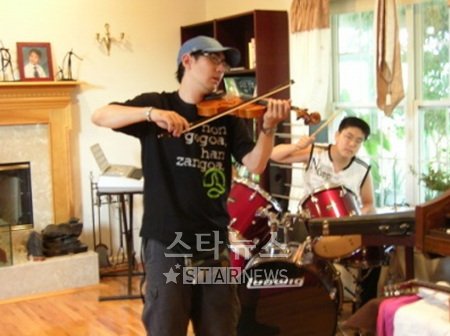 ↑ 미국 뉴욕 집에 마련된 연습실에서 바이올린을 연주하는 유진 박(34)의 최근 모습.