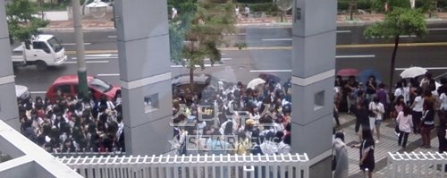 지드레곤의 모습을 보기위해 서울 SBS 등촌동 공개홀을 찾은 1000 여명의 팬 