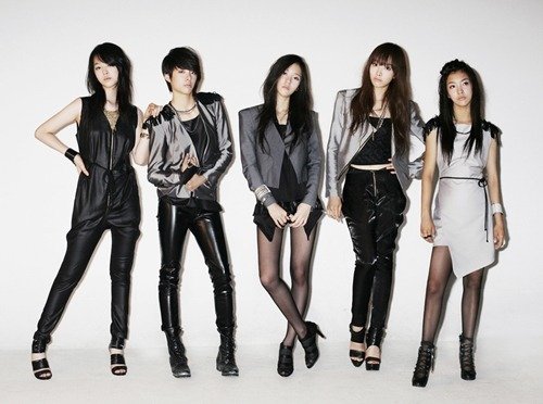 f(x)의 설리, 엠버, 크리스탈, 빅토리아, 루나(왼쪽부터)