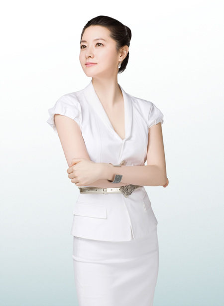 ↑ 사진은 지난해 8월 GS건설 아파트 브랜드 '자이' 재계약 당시 전속모델 이영애(37)의 모습.