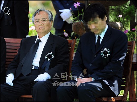 고 장진영의 아버지(왼쪽)와 남편 김 모씨 ⓒ유동일 기자 