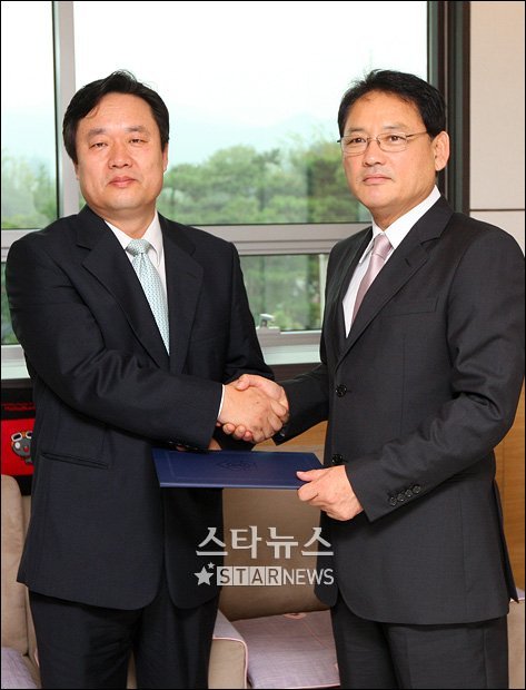 7일 조희문 신임 영진위원장이 유인촌 문화부장관에 임명장을 받고 악수를 하고 있다. ⓒ이명근 기자
