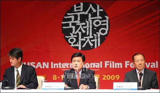 ⓒ부산국제영화제(PIFF) 허남식 조직위원장이(사진 가운데) 8일 오후 서울 태평로 한국프레스센터에서 기자회견을 갖고 있다. 이명근 기자<br /><br />
<br /><br />
